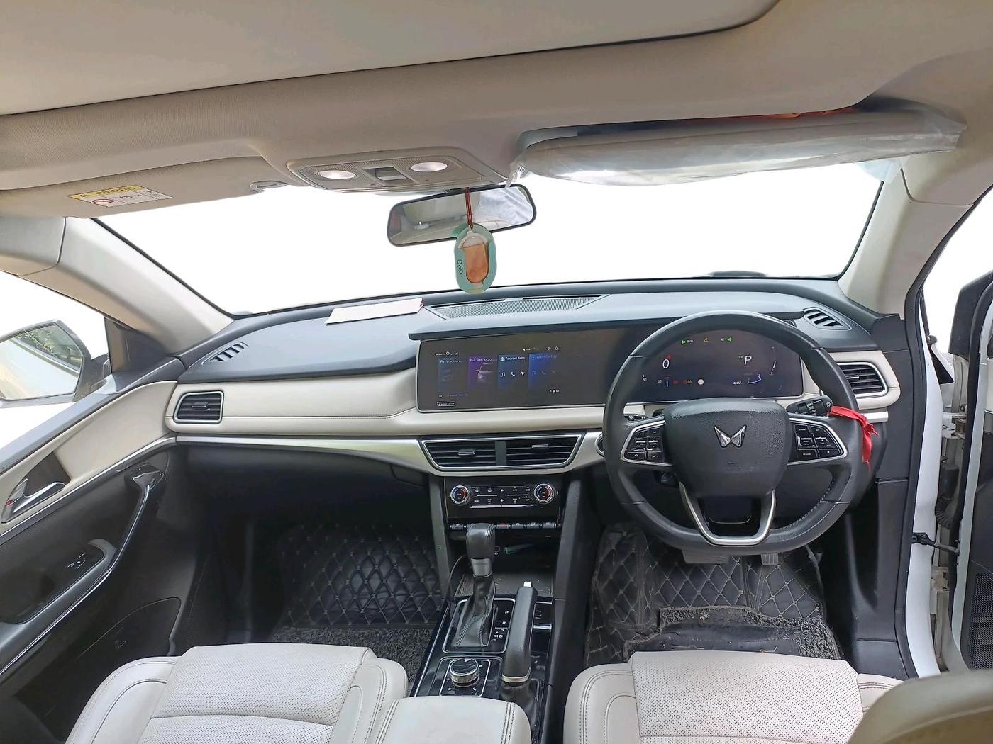 2023 Mahindra XUV700 AX 7 D AT 7 STR, Diesel, Automatic, 42,412 km, interior
