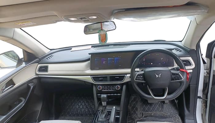 2023 Mahindra XUV700 AX 7 D AT 7 STR, Diesel, Automatic, 42,412 km, interior