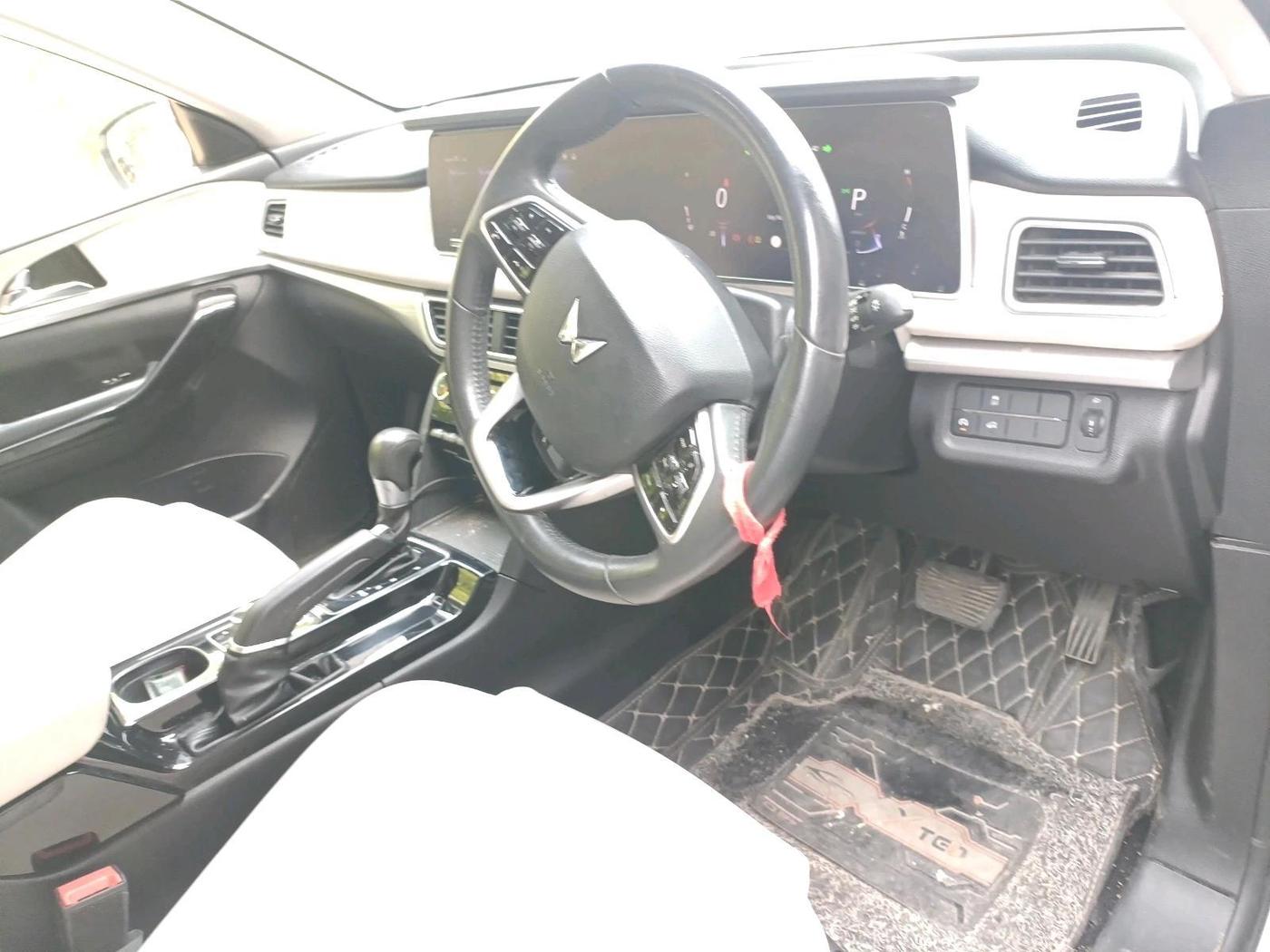 2023 Mahindra XUV700 AX 7 D AT 7 STR, Diesel, Automatic, 42,412 km, interior