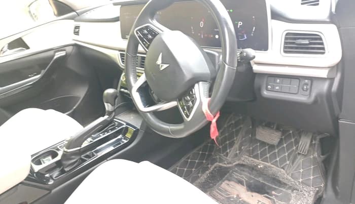 2023 Mahindra XUV700 AX 7 D AT 7 STR, Diesel, Automatic, 42,412 km, interior