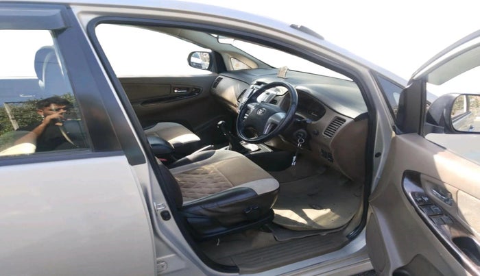 2015 Toyota Innova 2.5 VX 8 STR, Diesel, Manual, 62,503 km, interior