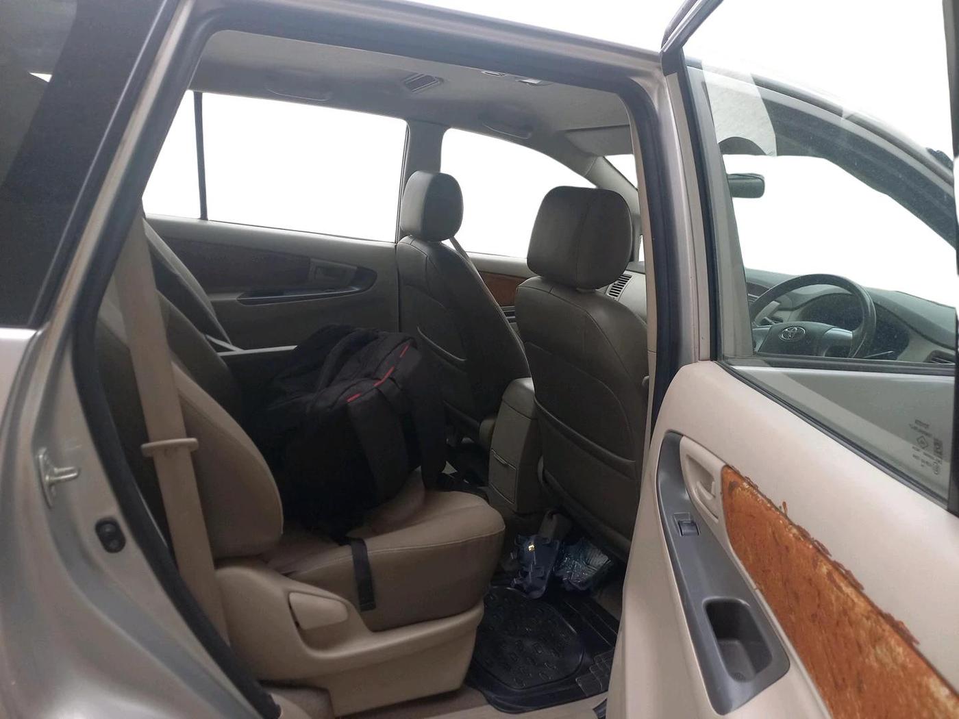2014 Toyota Innova 2.5 GX 7 STR, Diesel, Manual, 61,815 km, interior