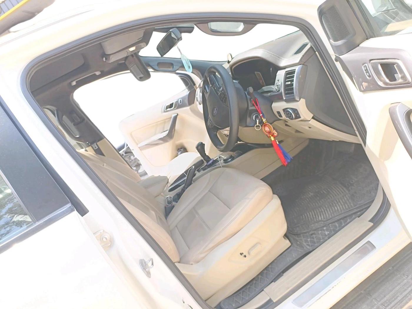 2018 Ford Endeavour TITANIUM 3.2 4X4 AT, Diesel, Automatic, 1,44,351 km, interior
