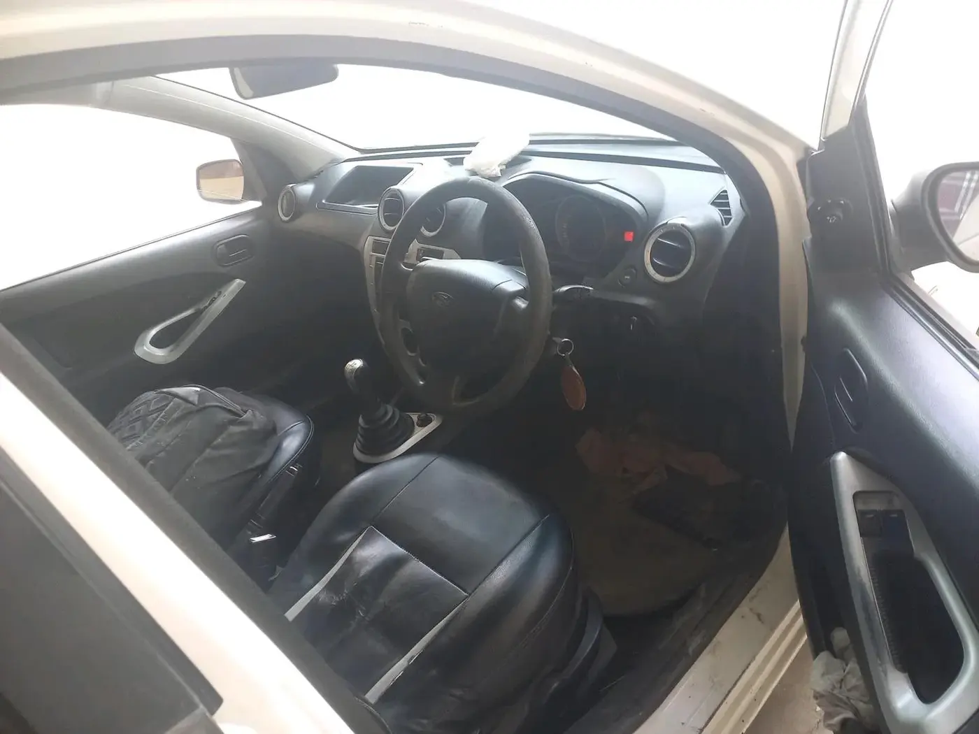 2011 Ford Figo ZXI 1.2 PETROL, Petrol, Manual, 1,29,731 km, interior