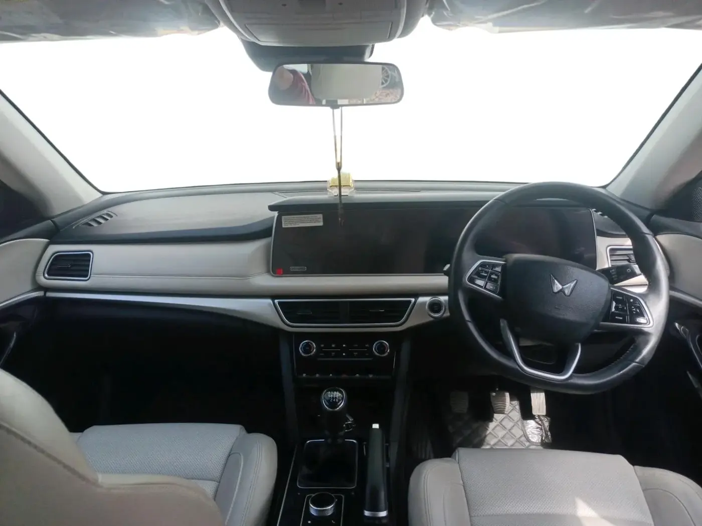 2023 Mahindra XUV700 AX 7 P MT 7 STR, Petrol, Manual, 19,960 km, interior