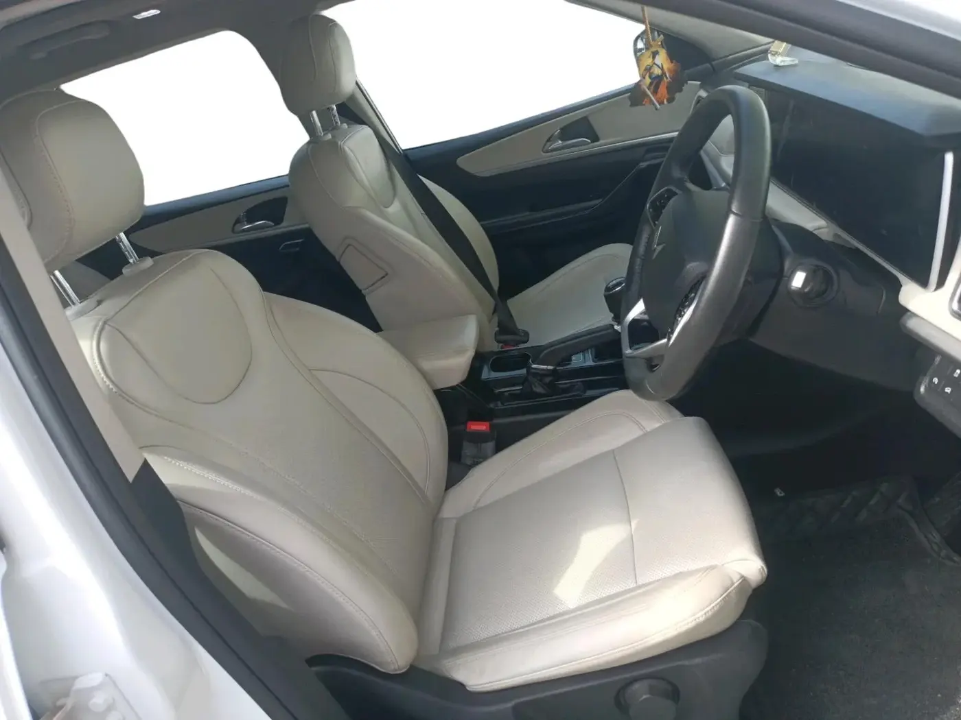 2023 Mahindra XUV700 AX 7 P MT 7 STR, Petrol, Manual, 19,960 km, interior
