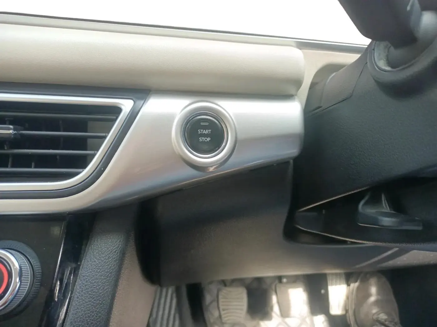 2023 Mahindra XUV700 AX 7 P MT 7 STR, Petrol, Manual, 19,960 km, interior