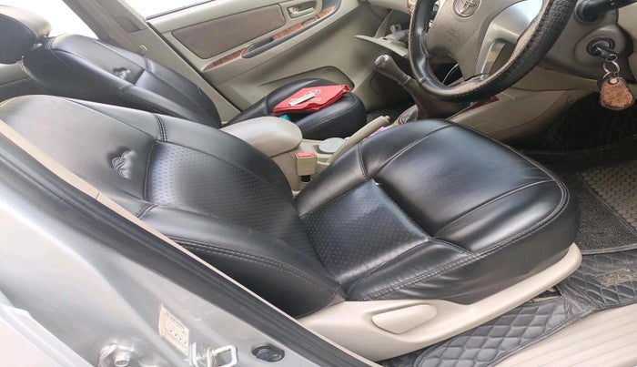 2014 Toyota Innova 2.5 GX 7 STR, Diesel, Manual, 1,59,882 km, interior