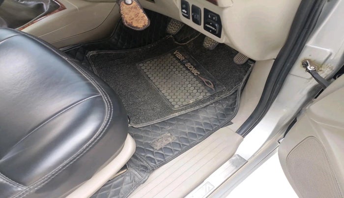 2014 Toyota Innova 2.5 GX 7 STR, Diesel, Manual, 1,59,882 km, interior