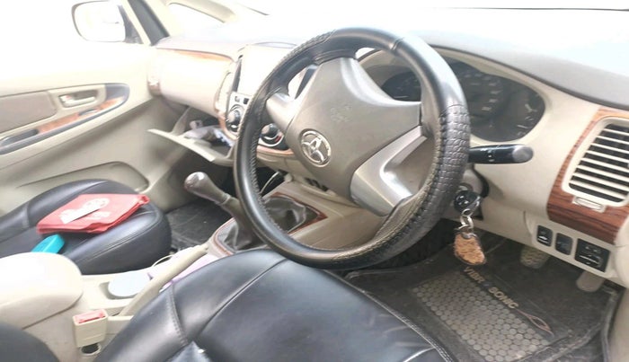 2014 Toyota Innova 2.5 GX 7 STR, Diesel, Manual, 1,59,882 km, interior