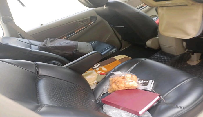 2014 Toyota Innova 2.5 GX 7 STR, Diesel, Manual, 1,59,882 km, interior