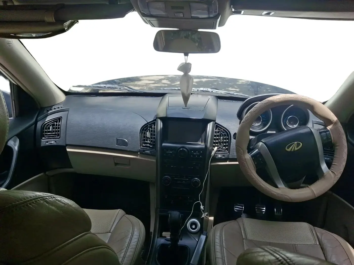 2016 Mahindra XUV500 W10, Diesel, Manual, 1,18,021 km, interior