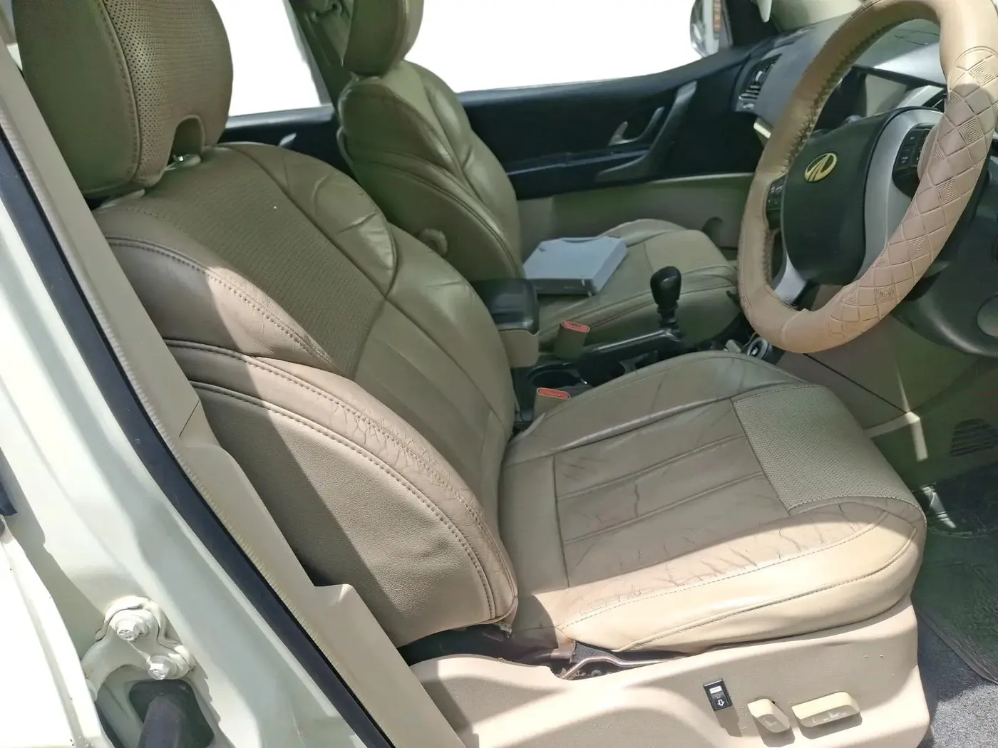 2016 Mahindra XUV500 W10, Diesel, Manual, 1,18,021 km, interior
