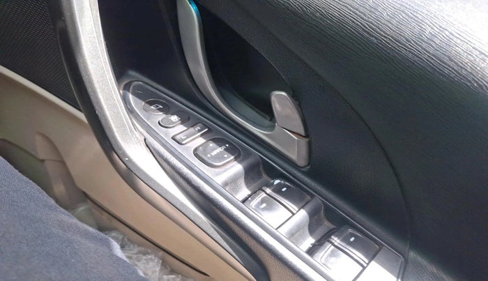 2016 Mahindra XUV500 W10, Diesel, Manual, 1,18,021 km, interior