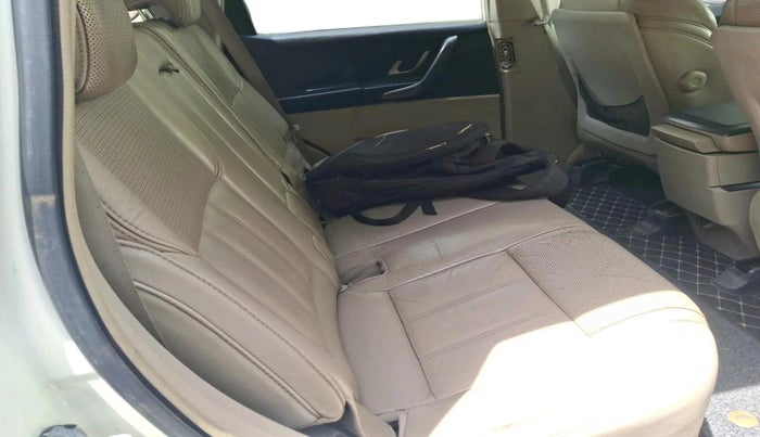 2016 Mahindra XUV500 W10, Diesel, Manual, 1,18,021 km, interior