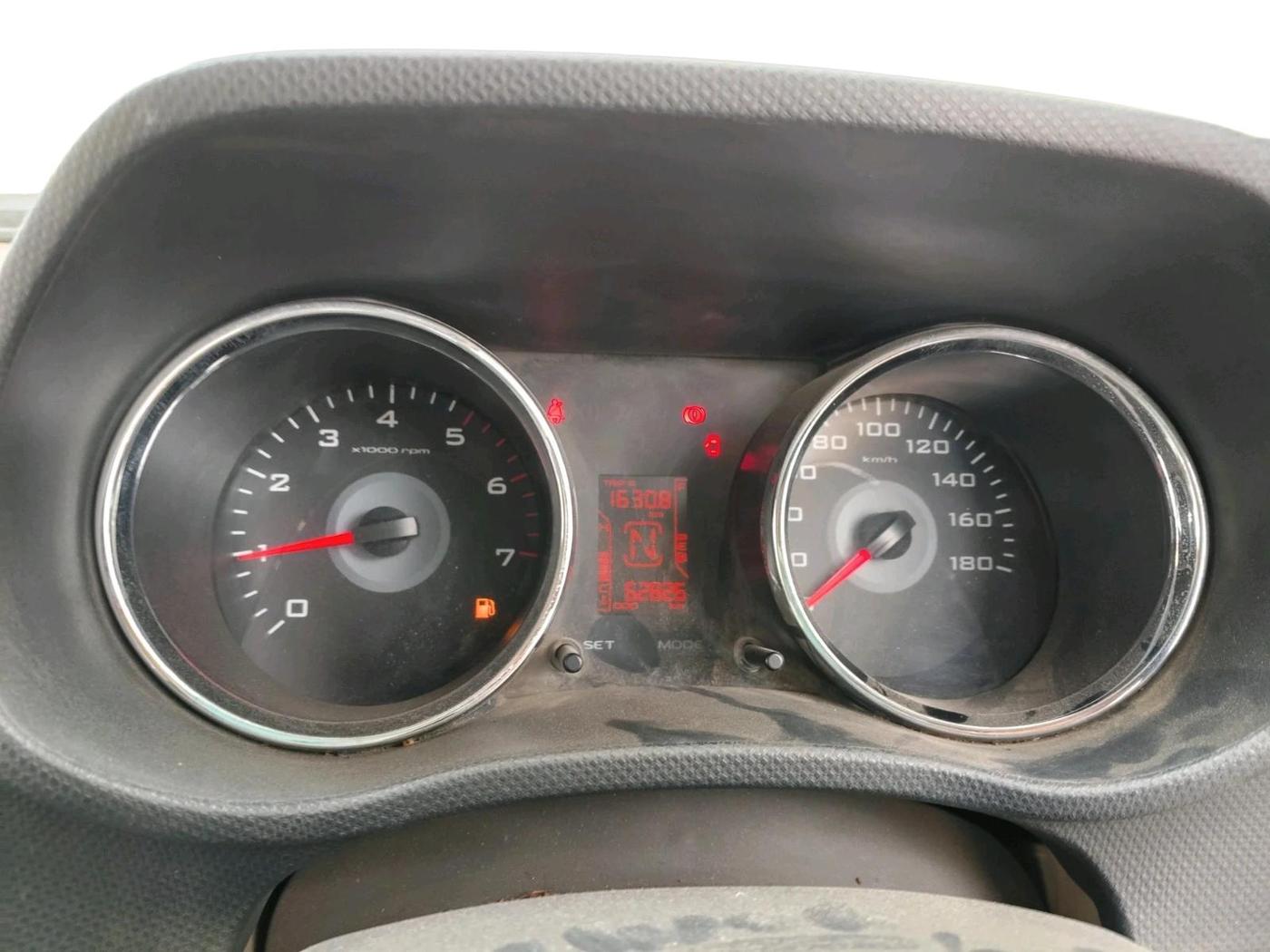2017 Mahindra TUV300 T8, Diesel, Manual, 62,826 km, interior
