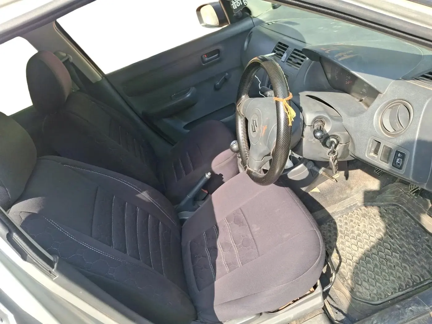 2010 Maruti Swift LXI, Petrol, Manual, 1,28,063 km, interior