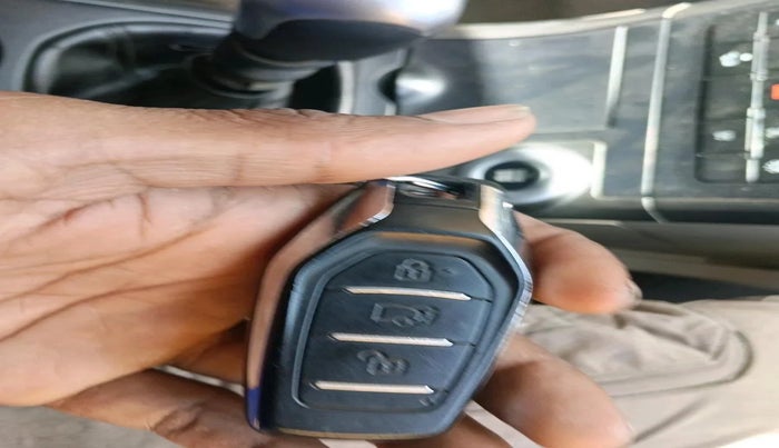 2015 Mahindra XUV500 W10, Diesel, Manual, 1,16,579 km, interior