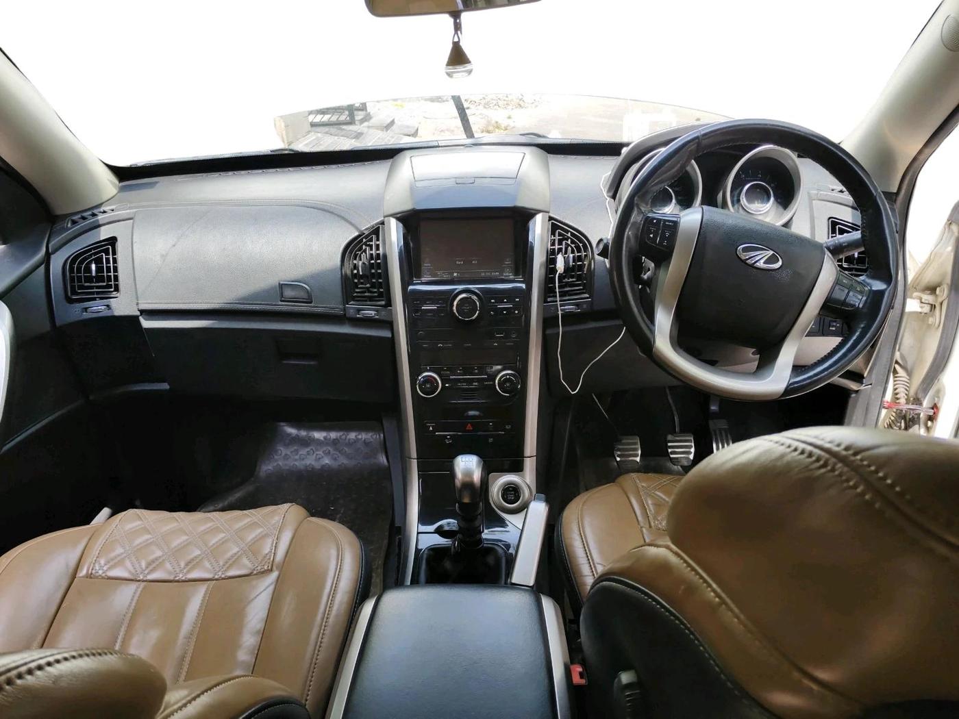 2018 Mahindra XUV500 W11, Diesel, Manual, 1,14,856 km, interior