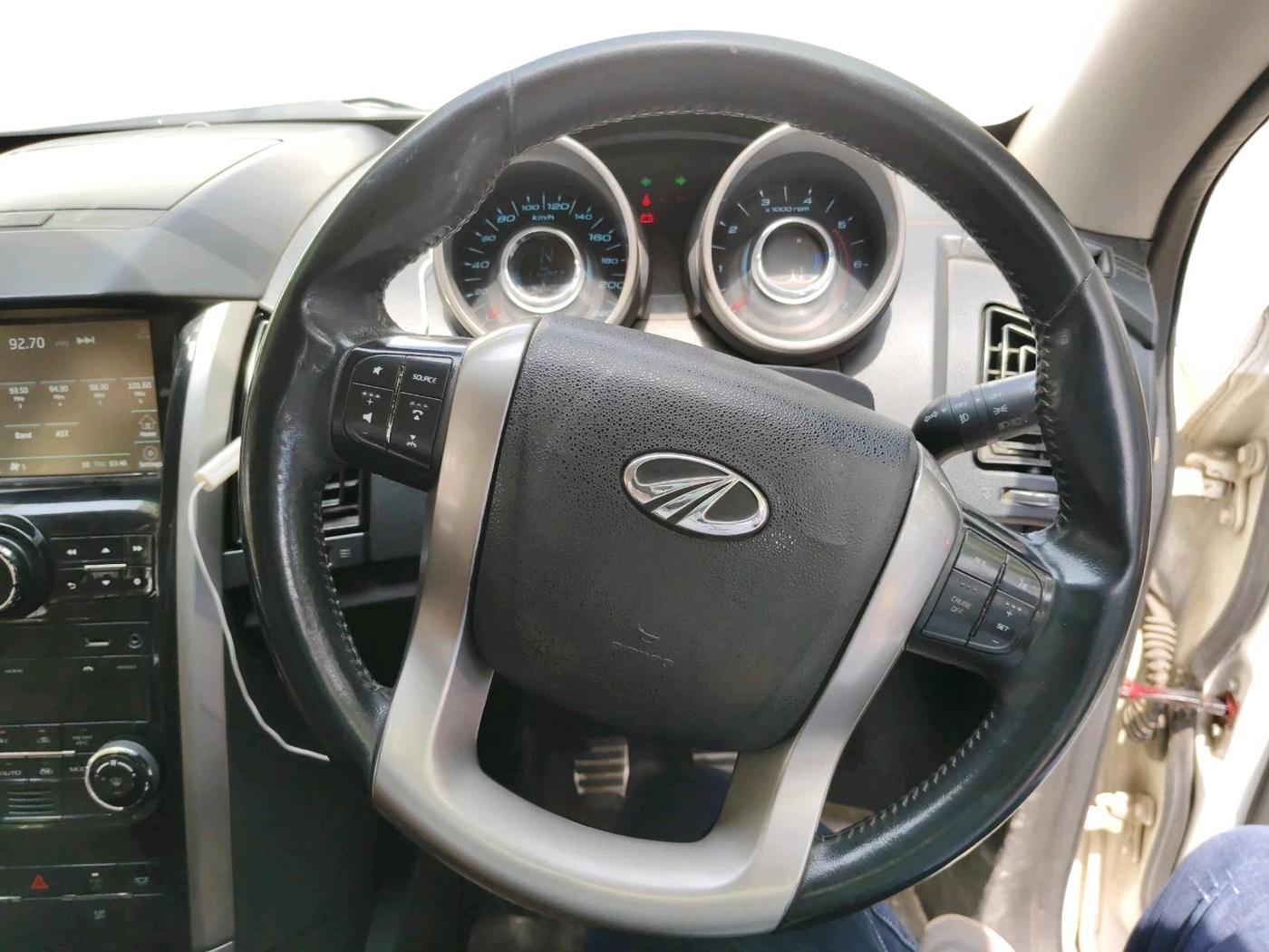 2018 Mahindra XUV500 W11, Diesel, Manual, 1,14,856 km, interior