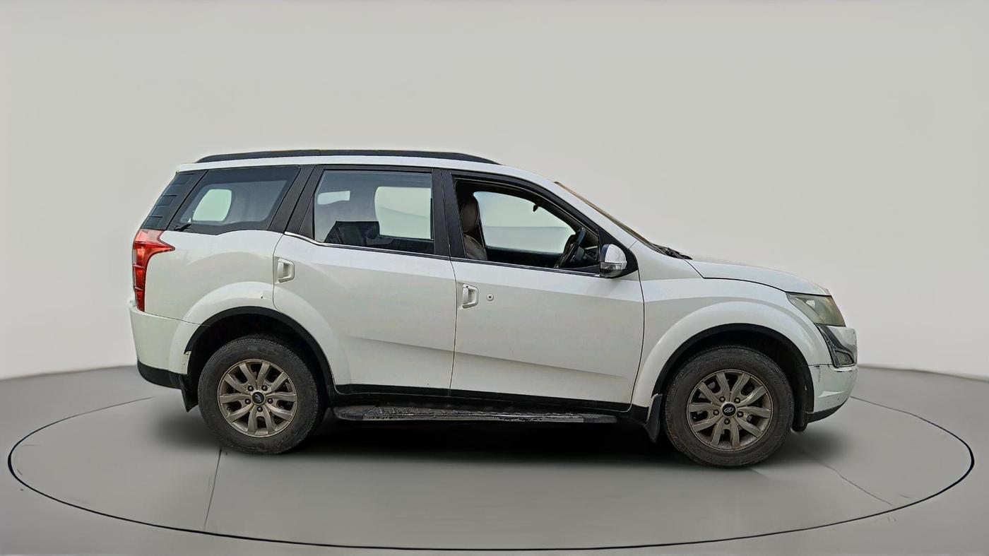 2016 Mahindra XUV500 W10, Diesel, Manual, 2,15,746 km, exterior