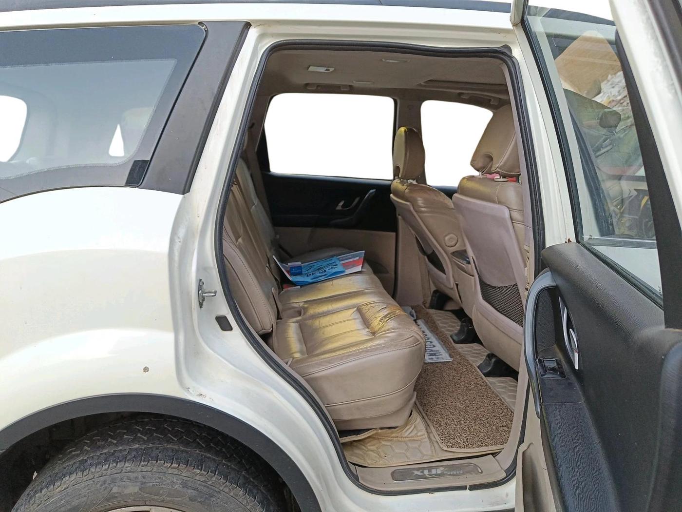 2016 Mahindra XUV500 W10, Diesel, Manual, 2,15,746 km, interior