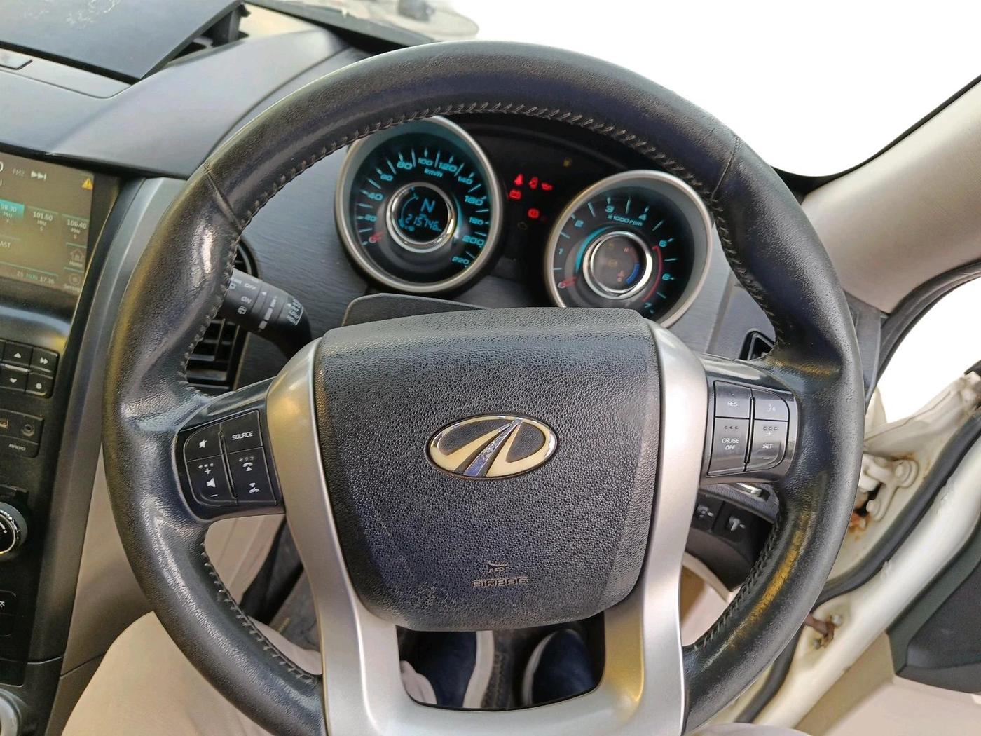 2016 Mahindra XUV500 W10, Diesel, Manual, 2,15,746 km, interior