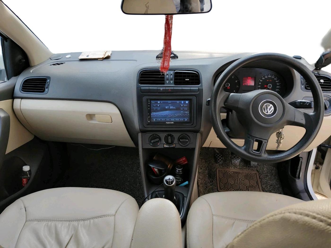 2011 Volkswagen Vento TRENDLINE 1.6, Petrol, Manual, 1,18,699 km, interior