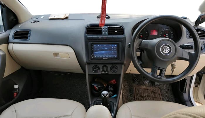 2011 Volkswagen Vento TRENDLINE 1.6, Petrol, Manual, 1,18,699 km, interior
