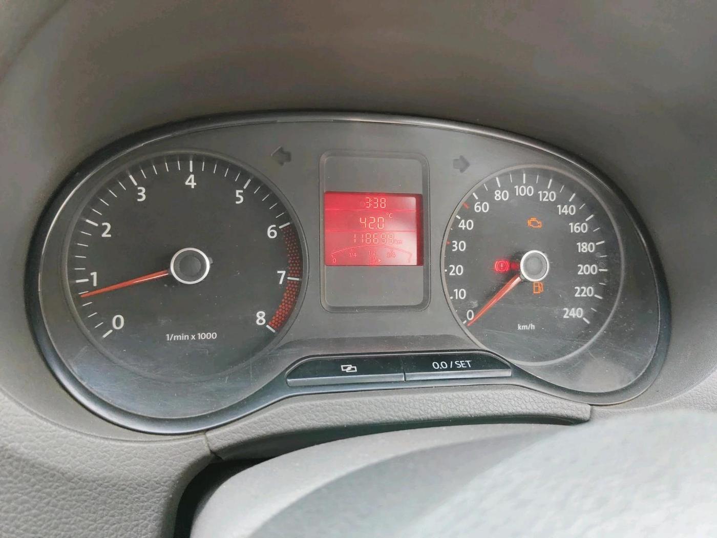 2011 Volkswagen Vento TRENDLINE 1.6, Petrol, Manual, 1,18,699 km, interior