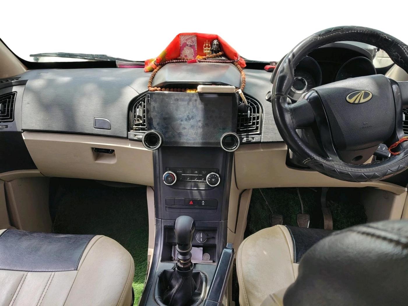 2016 Mahindra XUV500 W4, Diesel, Manual, 1,41,506 km, interior