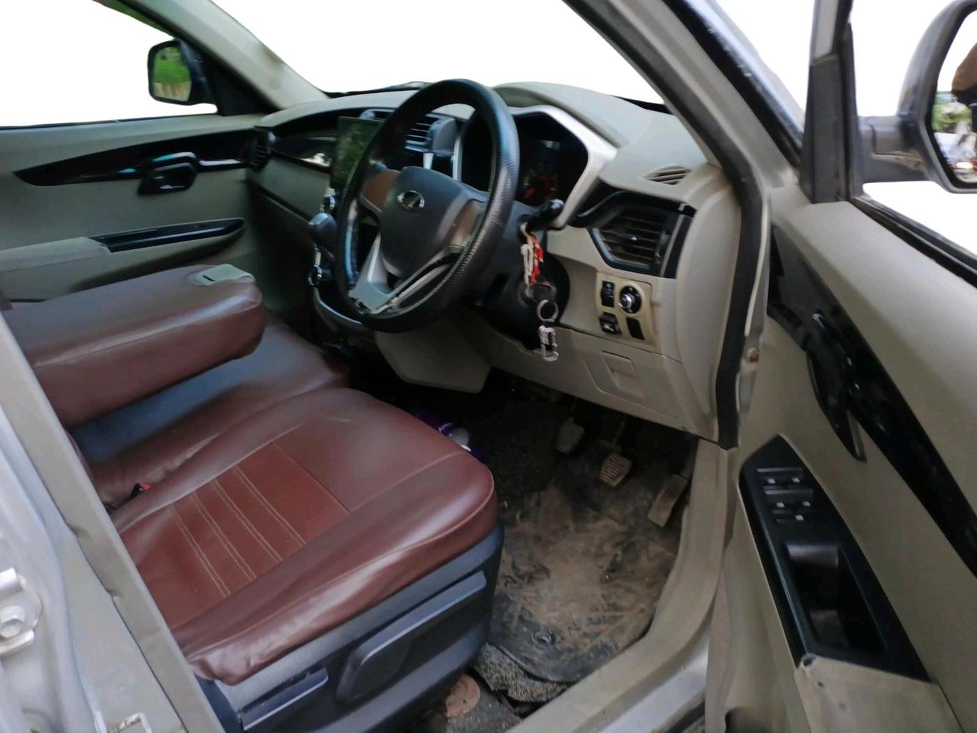 2016 Mahindra Kuv100 K6 6 STR, CNG, Manual, 68,301 km, interior