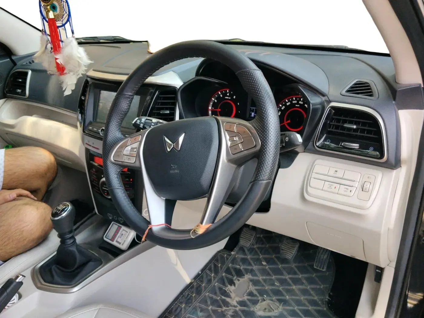 2023 Mahindra XUV300 W8 (O) 1.2 PETROL, Petrol, Manual, 21,147 km, interior