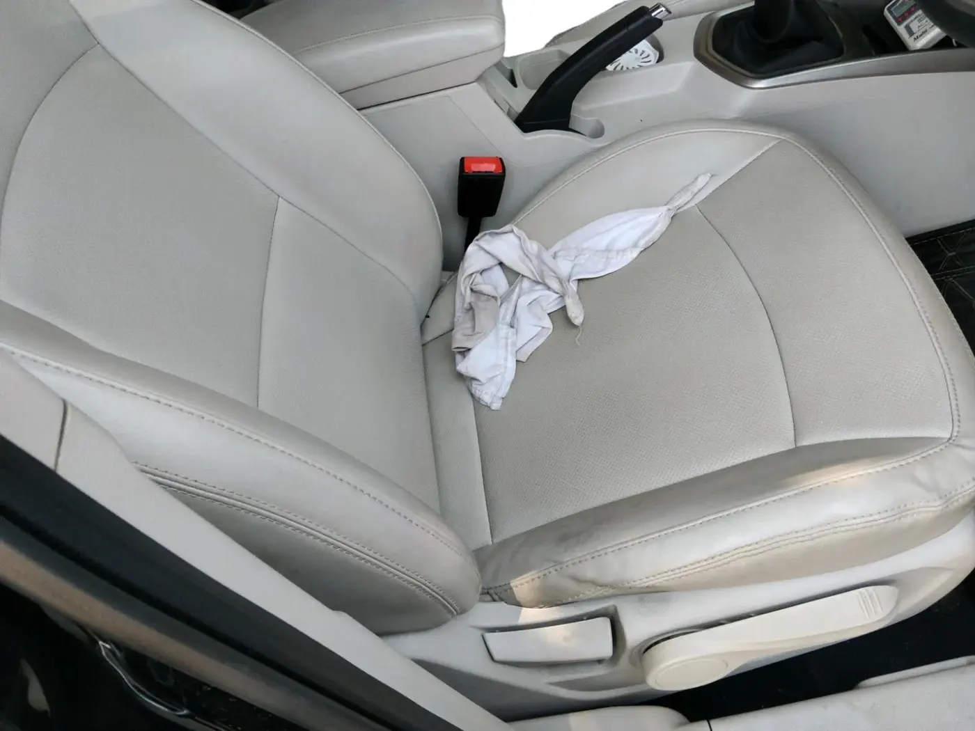 2023 Mahindra XUV300 W8 (O) 1.2 PETROL, Petrol, Manual, 21,147 km, interior