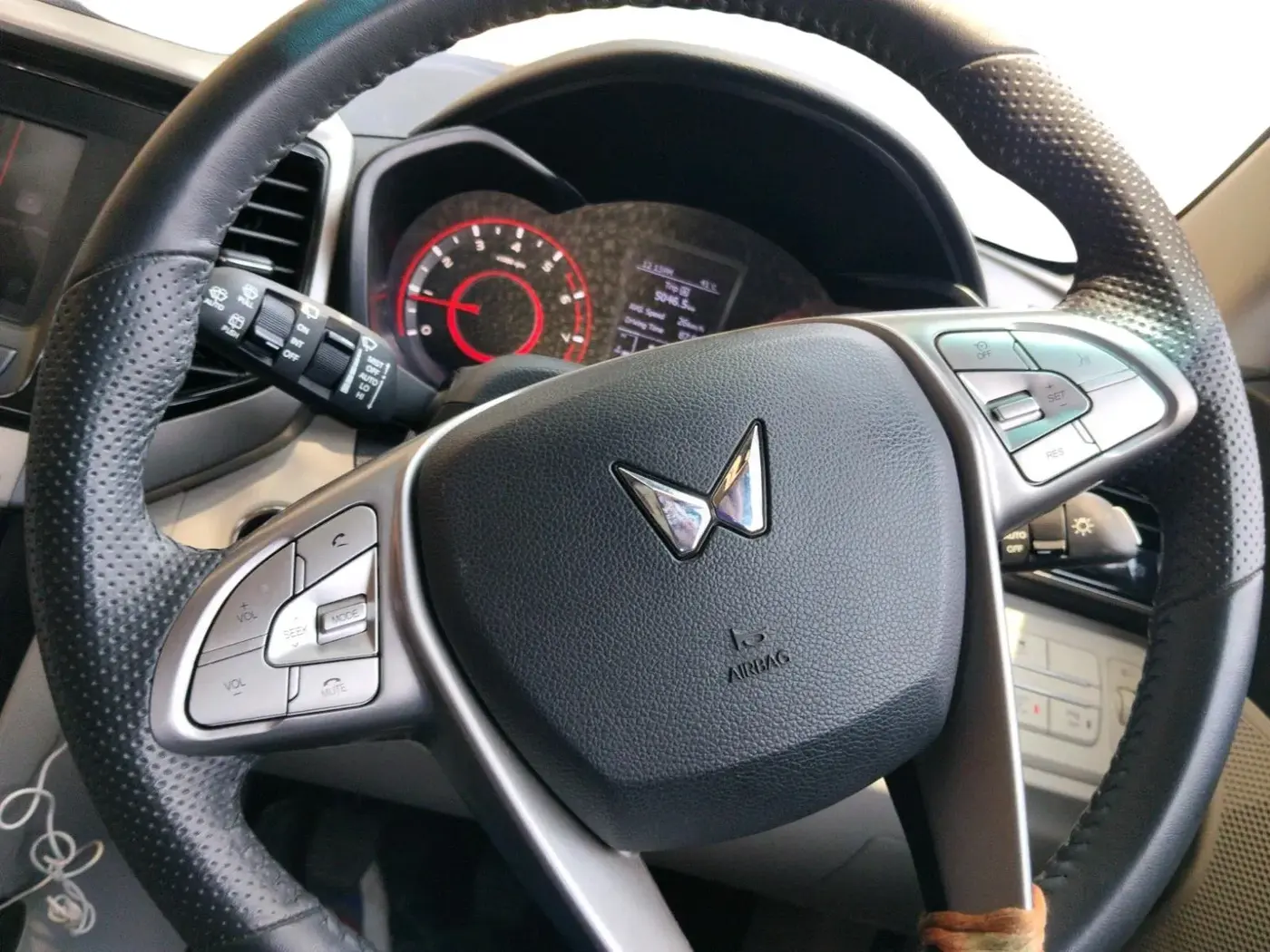 2023 Mahindra XUV300 W8 (O) 1.2 PETROL, Petrol, Manual, 21,147 km, interior