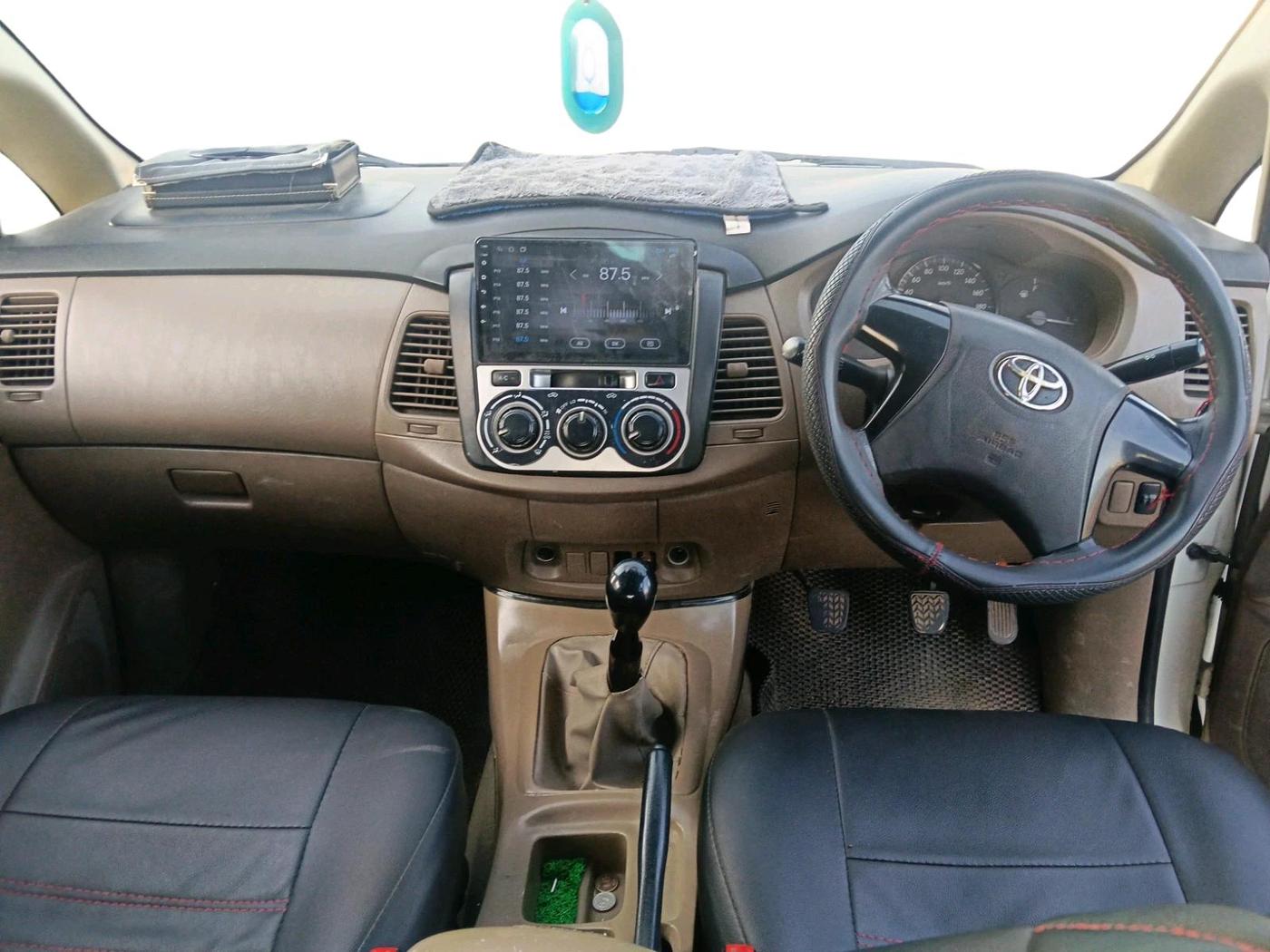 2015 Toyota Innova 2.5 G 7 STR, Diesel, Manual, 31,000 km, interior
