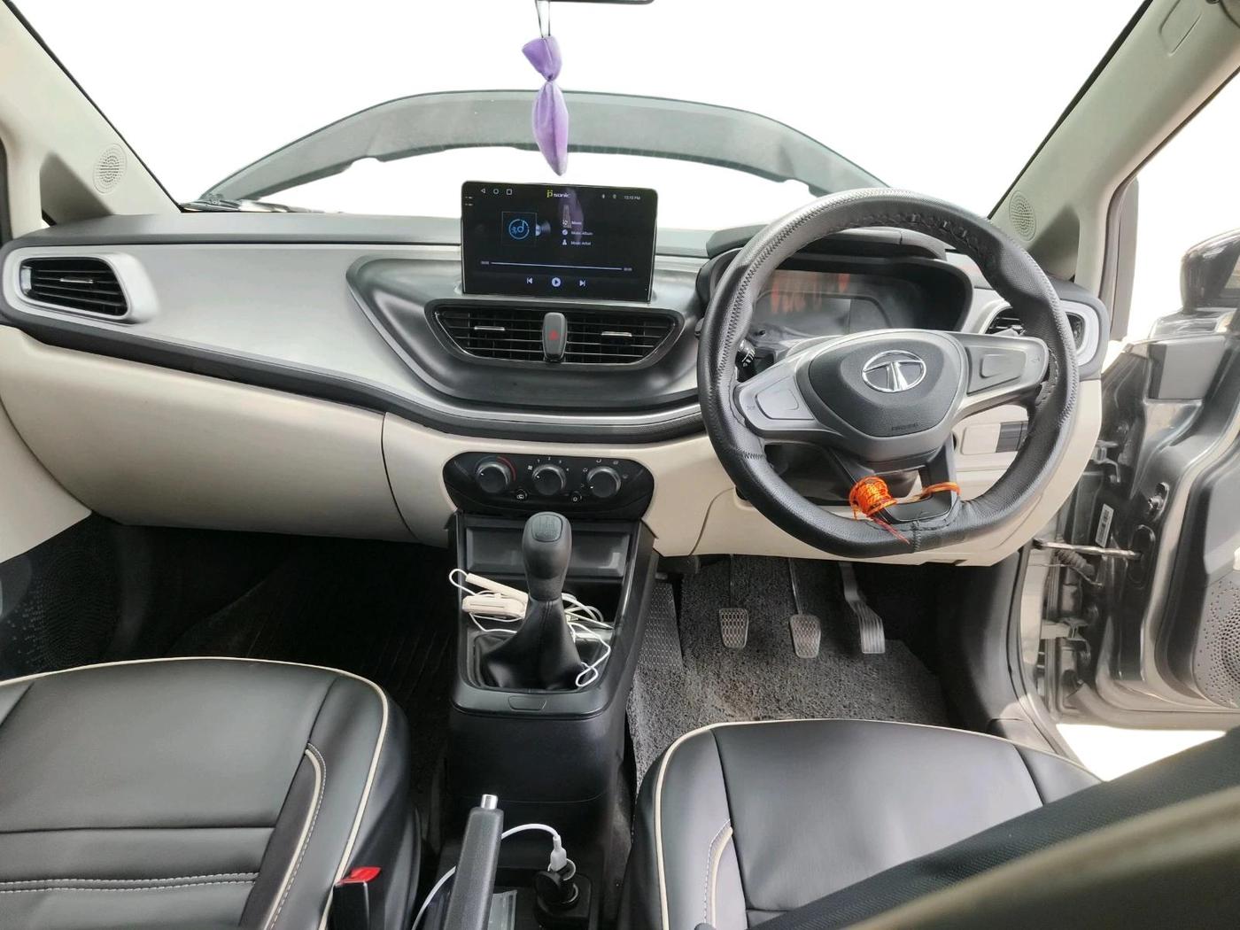 2023 Tata ALTROZ XE CNG, CNG, Manual, 42,022 km, interior