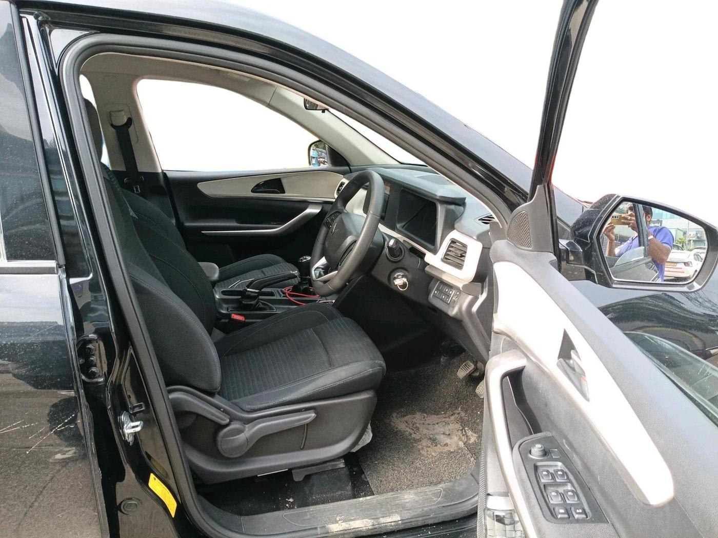 2024 Mahindra XUV700 MX D MT 5 STR, Diesel, Manual, 45,515 km, interior