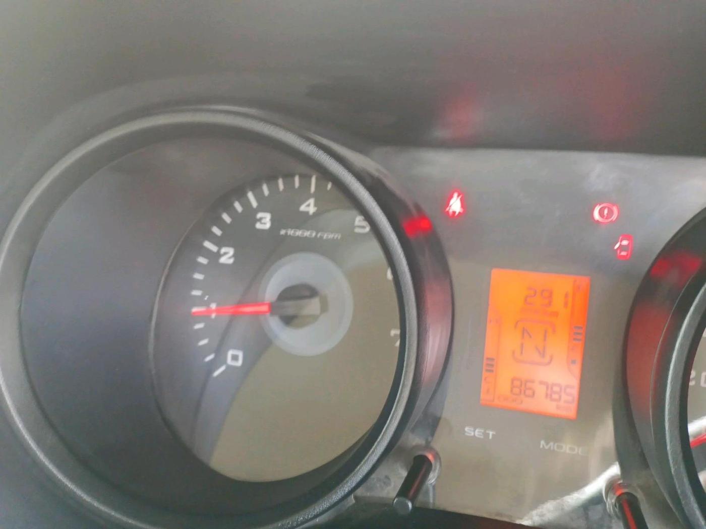 2018 Mahindra TUV300 T6 PLUS, Diesel, Manual, 86,785 km, interior