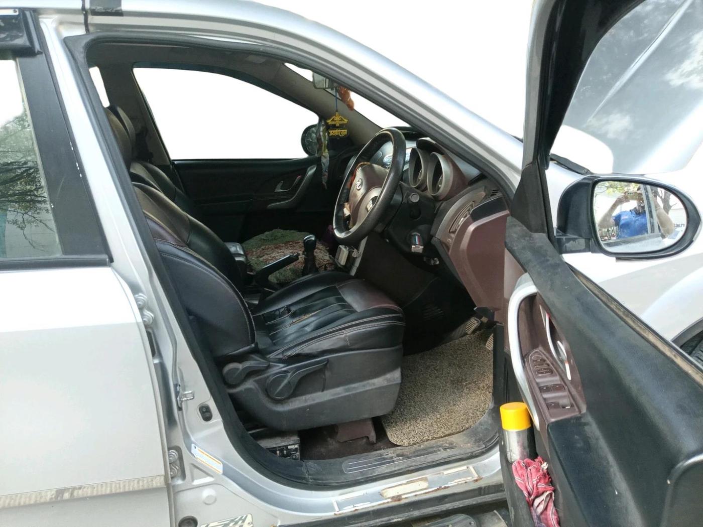 2013 Mahindra XUV500 W6, Diesel, Manual, 83,200 km, interior