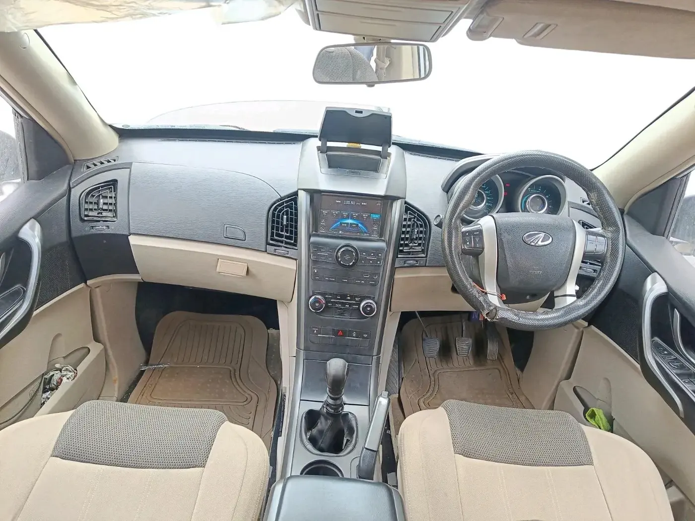 2017 Mahindra XUV500 W6, Diesel, Manual, 98,724 km, interior