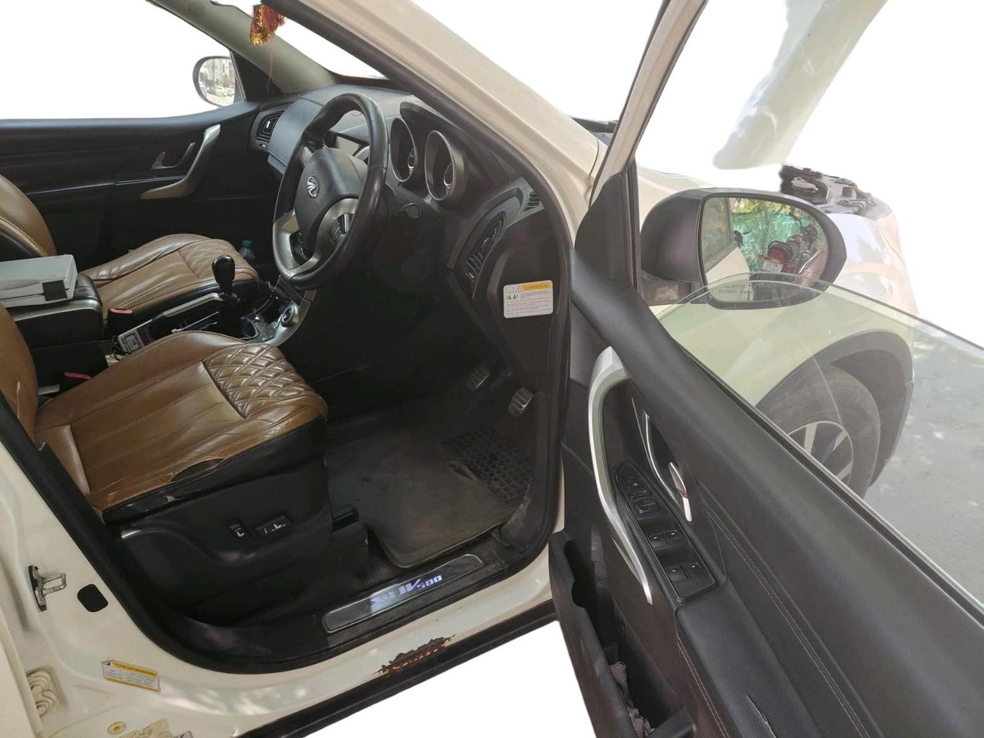 2018 Mahindra XUV500 W11, Diesel, Manual, 2,66,192 km, interior