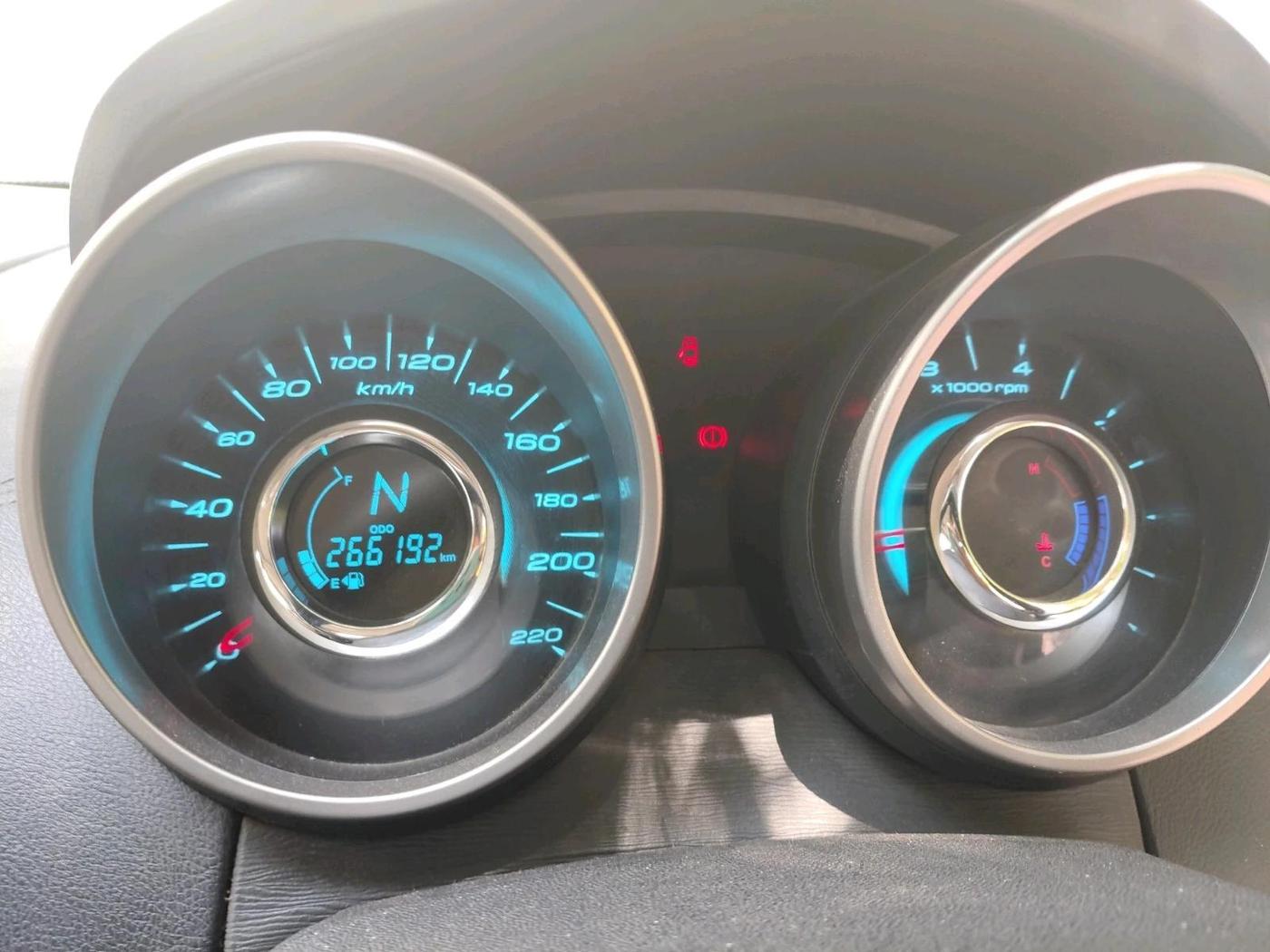 2018 Mahindra XUV500 W11, Diesel, Manual, 2,66,192 km, interior