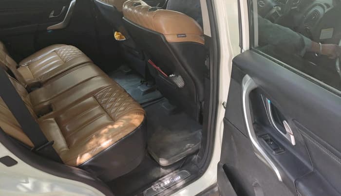 2018 Mahindra XUV500 W11, Diesel, Manual, 2,66,192 km, interior