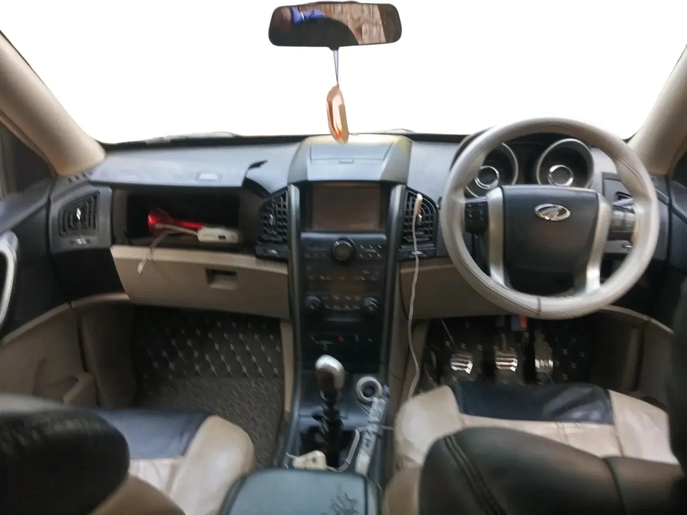 2015 Mahindra XUV500 W10, Diesel, Manual, 1,05,000 km, interior