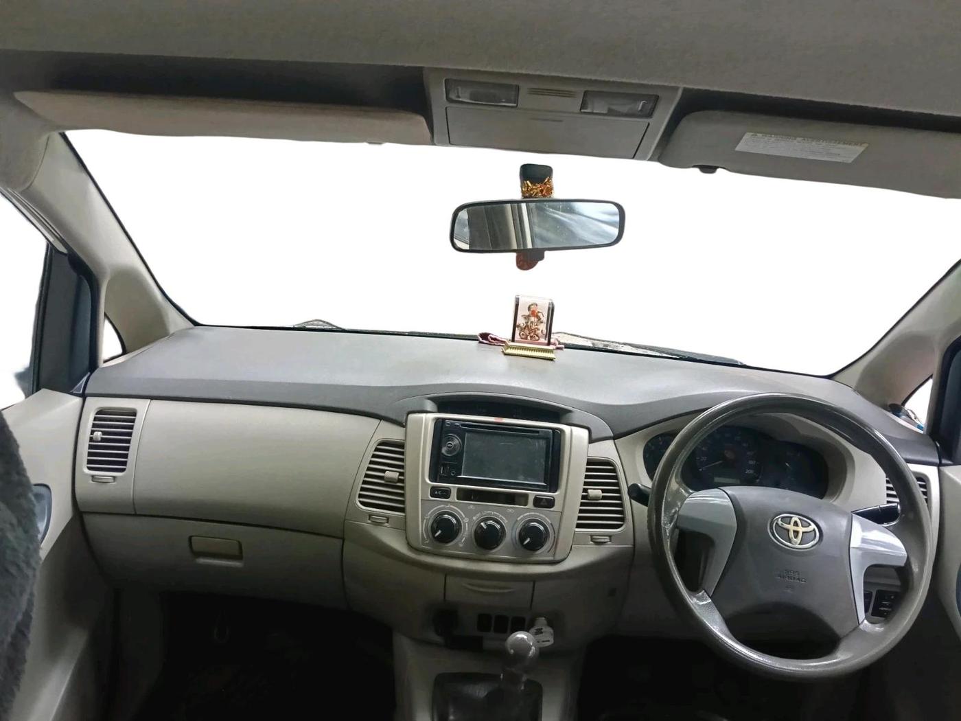 2013 Toyota Innova 2.5 GX 7 STR, Diesel, Manual, 2,60,970 km, interior