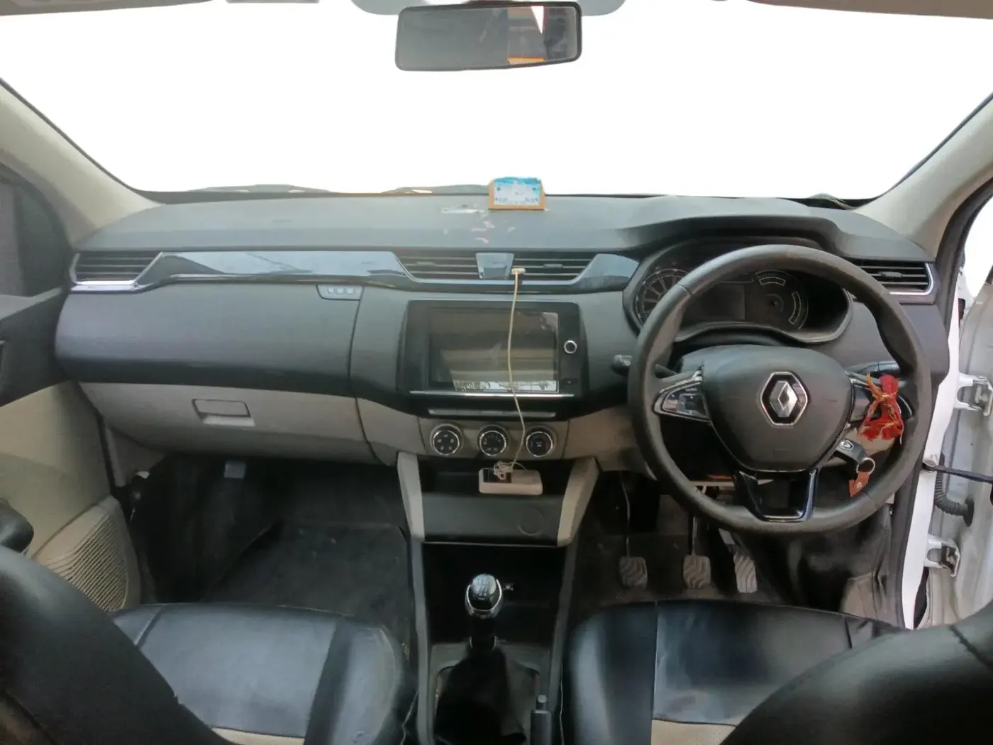 2022 Renault TRIBER RXT, Petrol, Manual, 52,765 km, interior