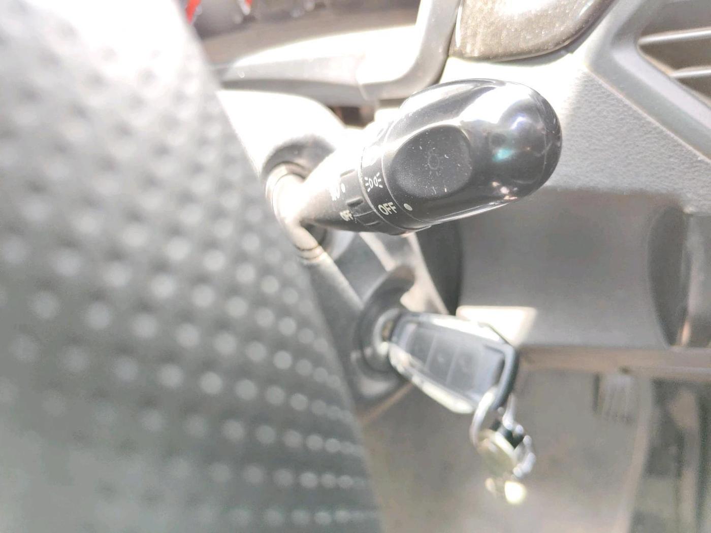 2017 Mahindra Kuv100 K8 6 STR, Petrol, Manual, 99,426 km, interior