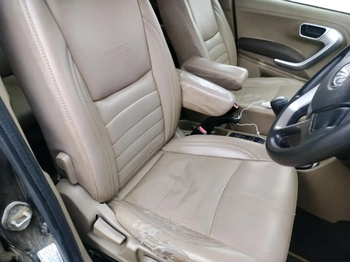 2015 Mahindra TUV300 T8, Diesel, Manual, 1,14,782 km, interior