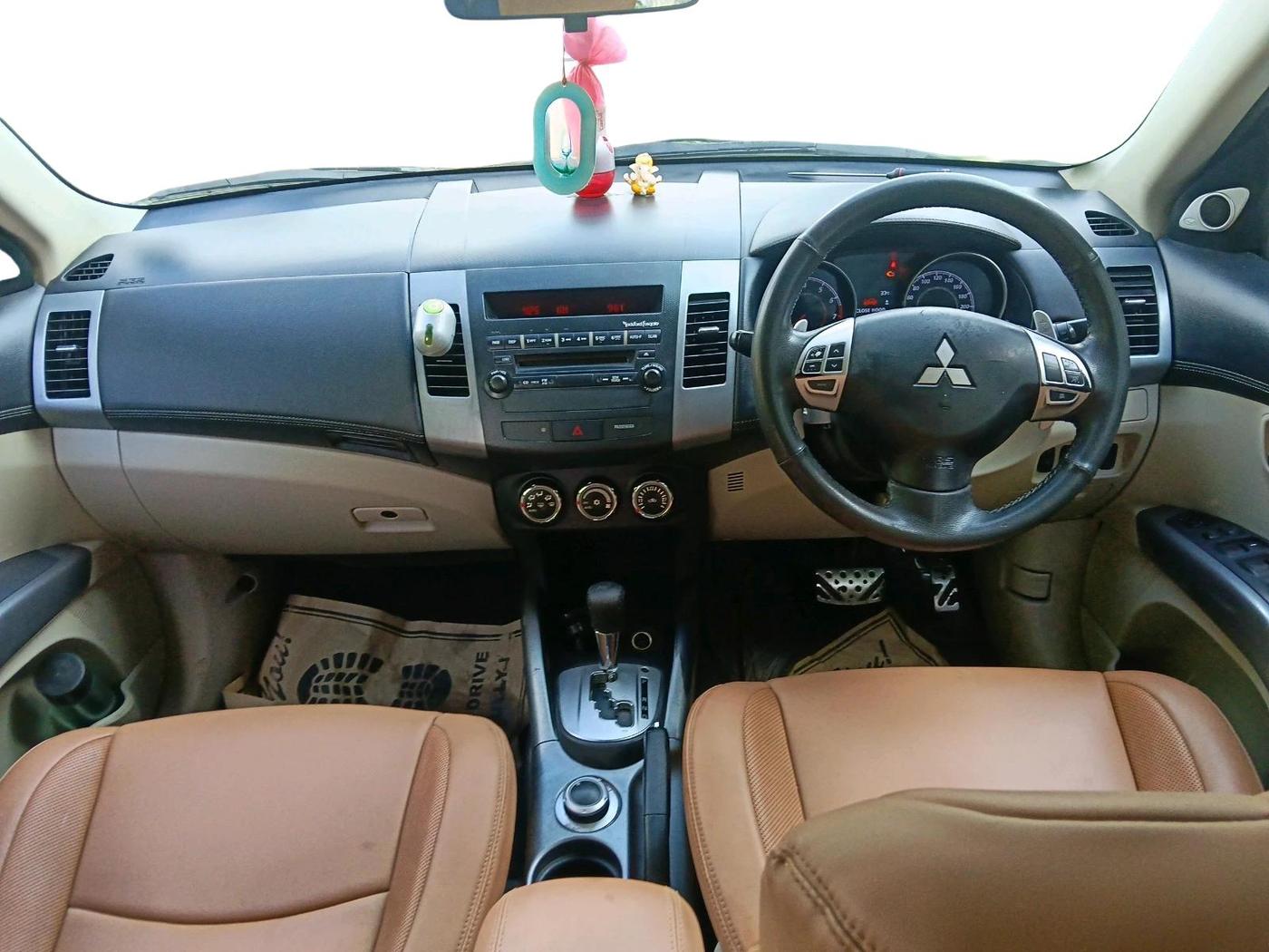 2011 Mitsubishi Outlander 2.4 MIVEC, Petrol, Automatic, 1,07,066 km, interior